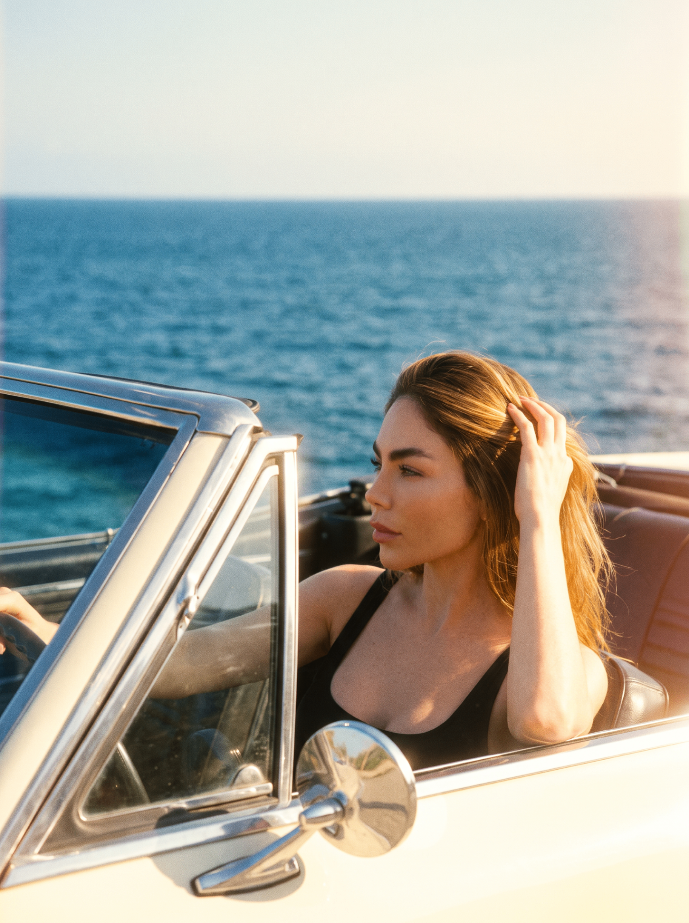 Editorial en descapotable frente al mar — Studio CDH